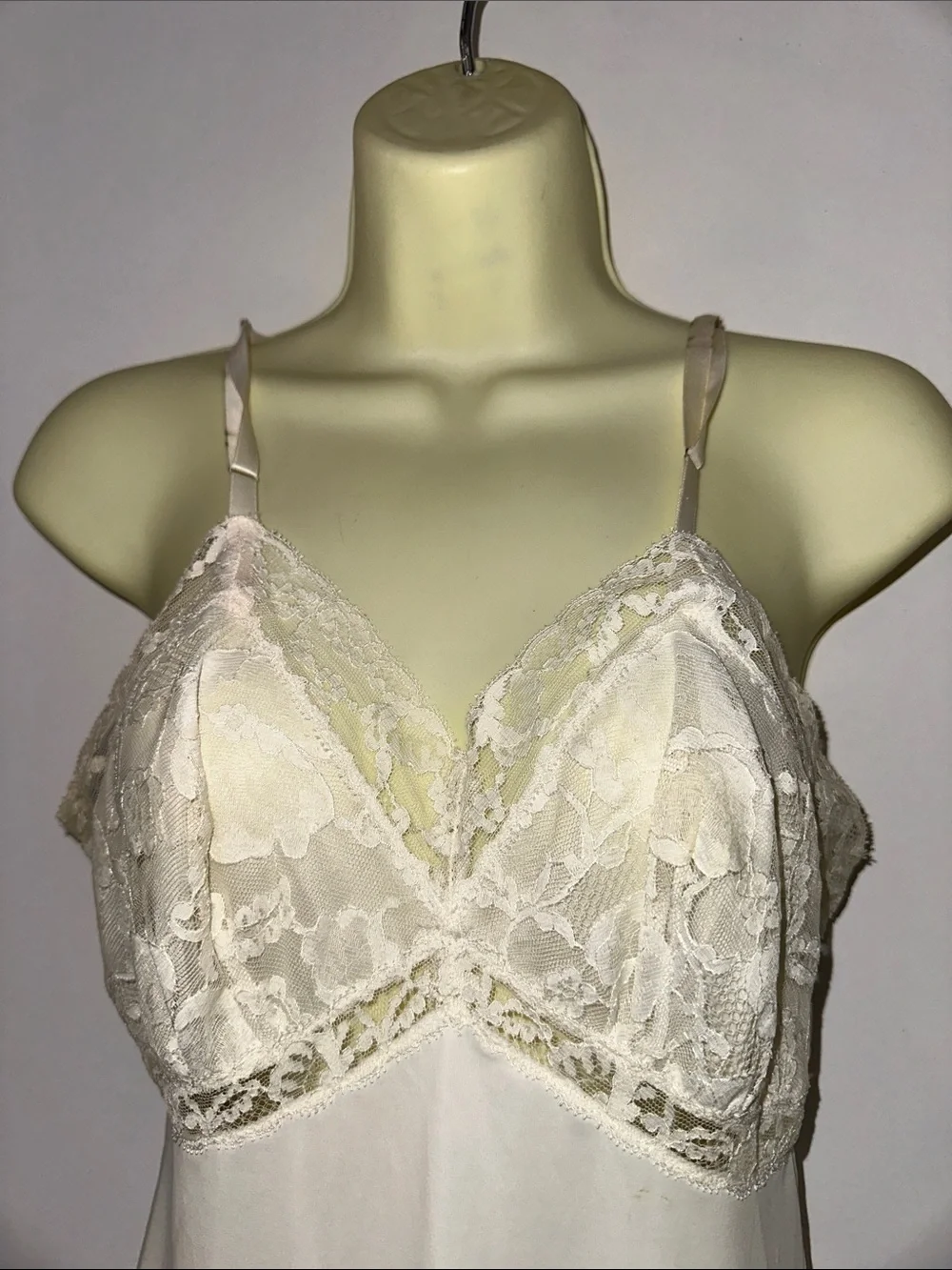 Vintage 60s Vanity Fair Cream/Ivory Lace Bodice & Hem Trim Full Nylon Slip - Picture 2 of 8